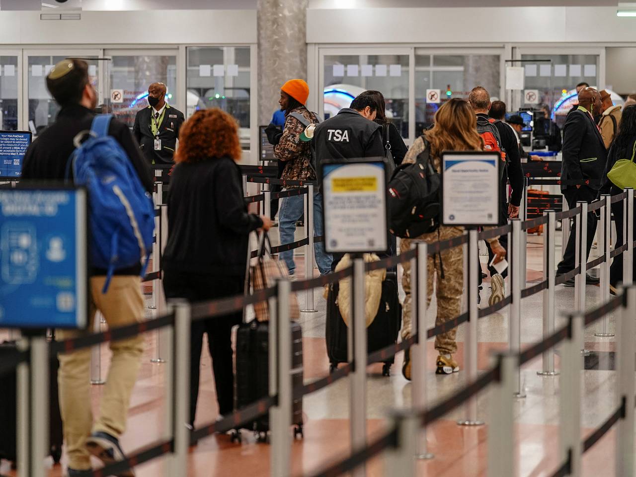 Турист пронес оружие в аэропорт и выстрелил себе в руку