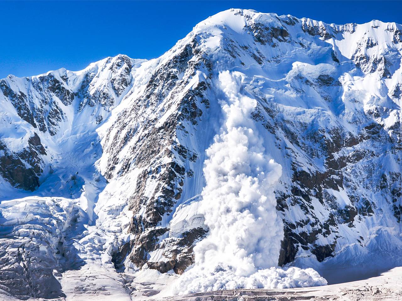 19-летний альпинист попал под лавину на глазах у друга и не выжил