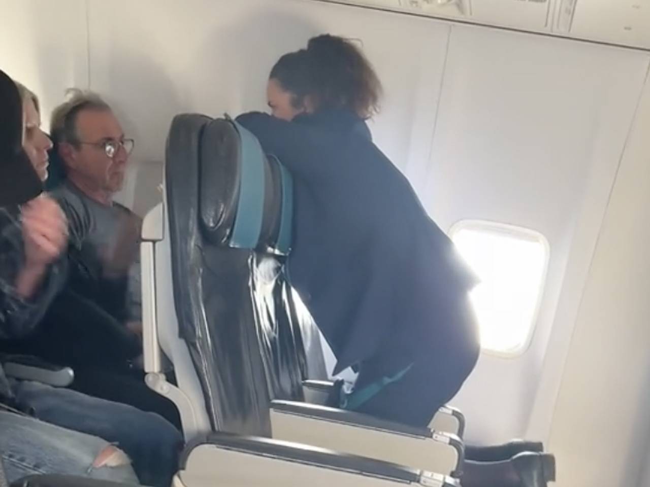 Пассажирка подала в суд на авиакомпанию после унижений со стороны стюардессы