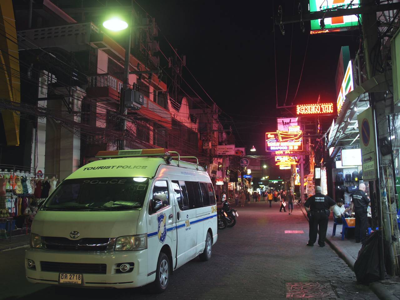 Туристка оставила чемодан на улице Таиланда ради укладки волос и лишилась брендовых вещей