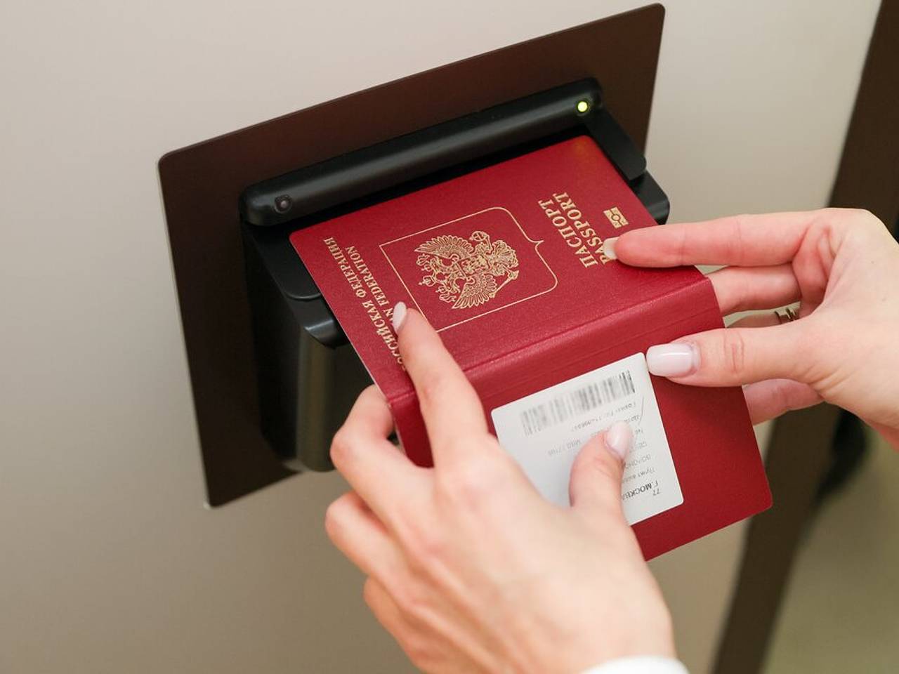 Еще две страны перестали признавать российские паспорта без биометрии