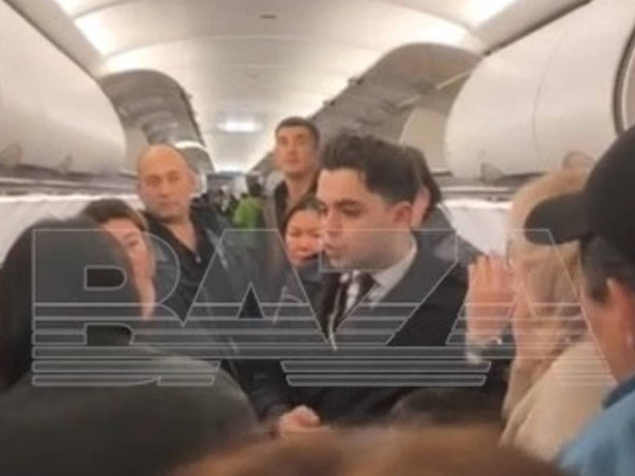 Пилоты посадили самолет с россиянами в степи Казахстана и попросили их покинуть салон