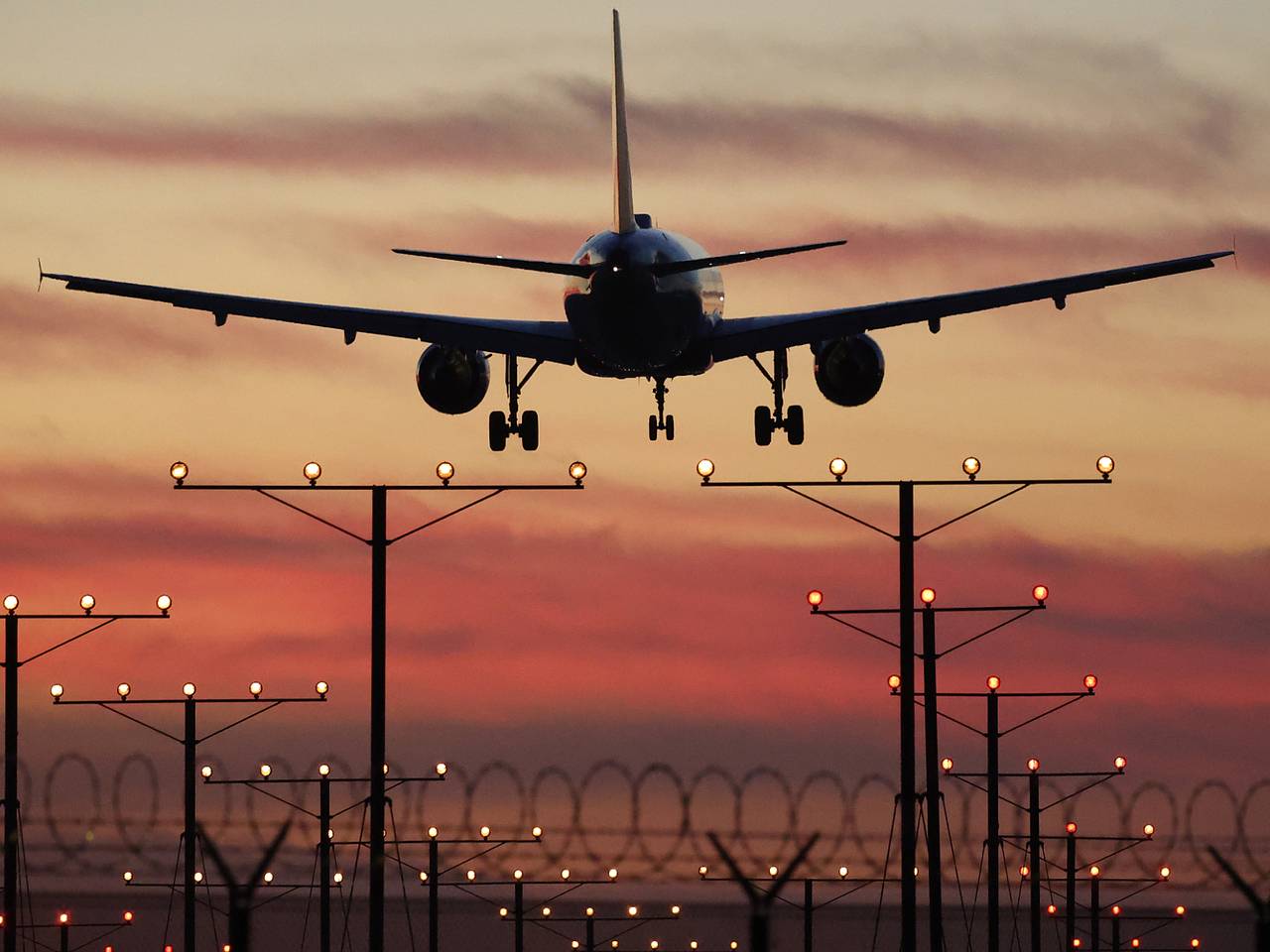 Самолет с сотнями пассажиров на борту попал в аварийную ситуацию во время полета в США