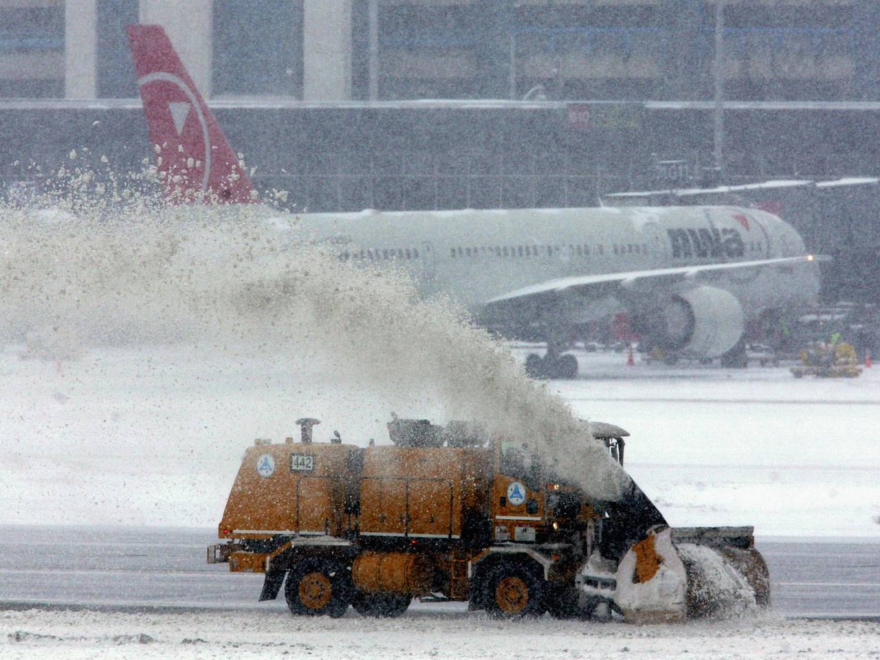 Снегоуборочная машина задавила мужчину в аэропорту США
