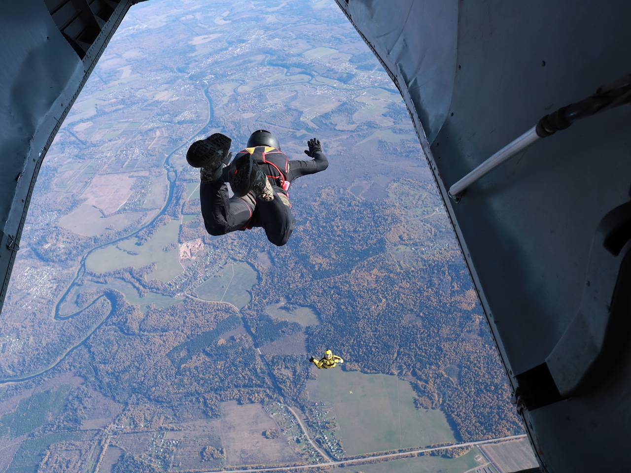 Двое опытных парашютистов столкнулись в 30 метрах от земли и не выжили