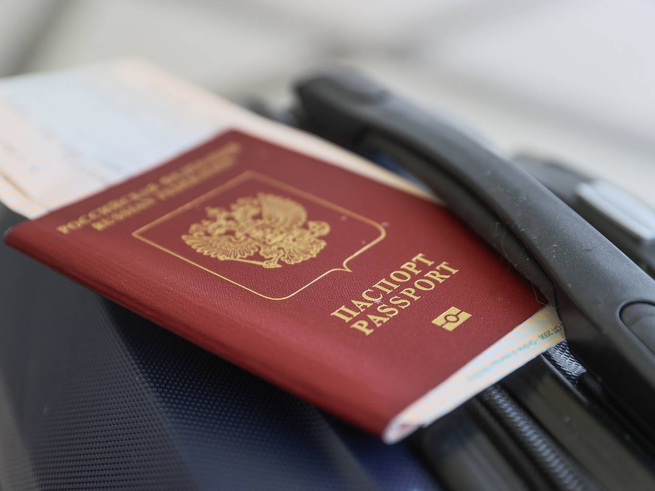 Испания может ограничить въезд по российским загранпаспортам