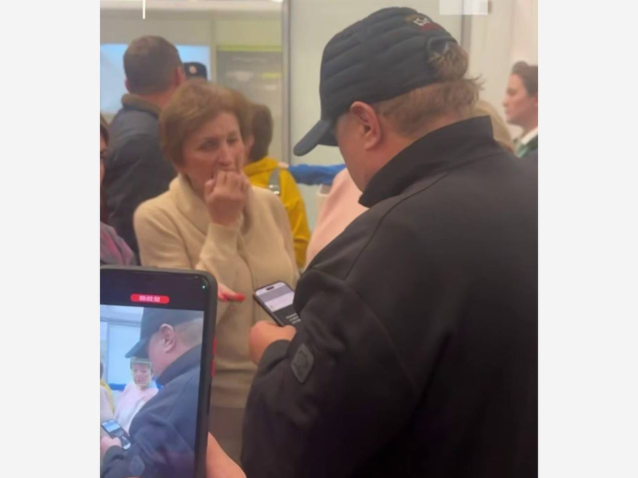 Представитель авиакомпании бросился на застрявших в аэропорту россиян и попал на видео