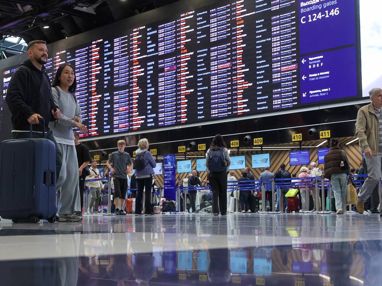 Сотни прилетевших из Египта россиян застряли в аэропорту Петербурга из-за беспилотников