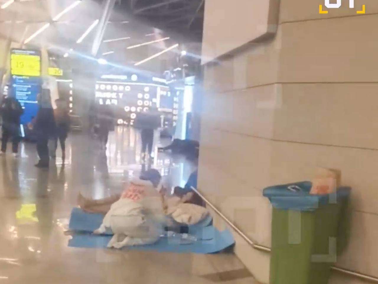 Пассажирам пришлось спать на картонках и скамейках в аэропорту Москвы из-за закрытого неба