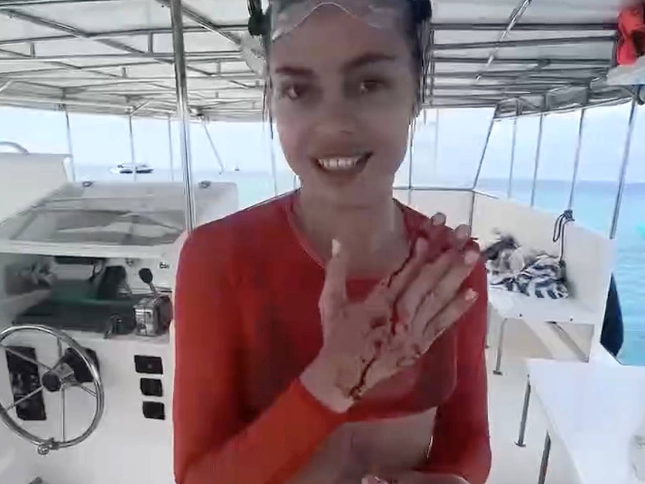 Акула-нянька едва не откусила пальцы россиянке на любимом курорте богачей