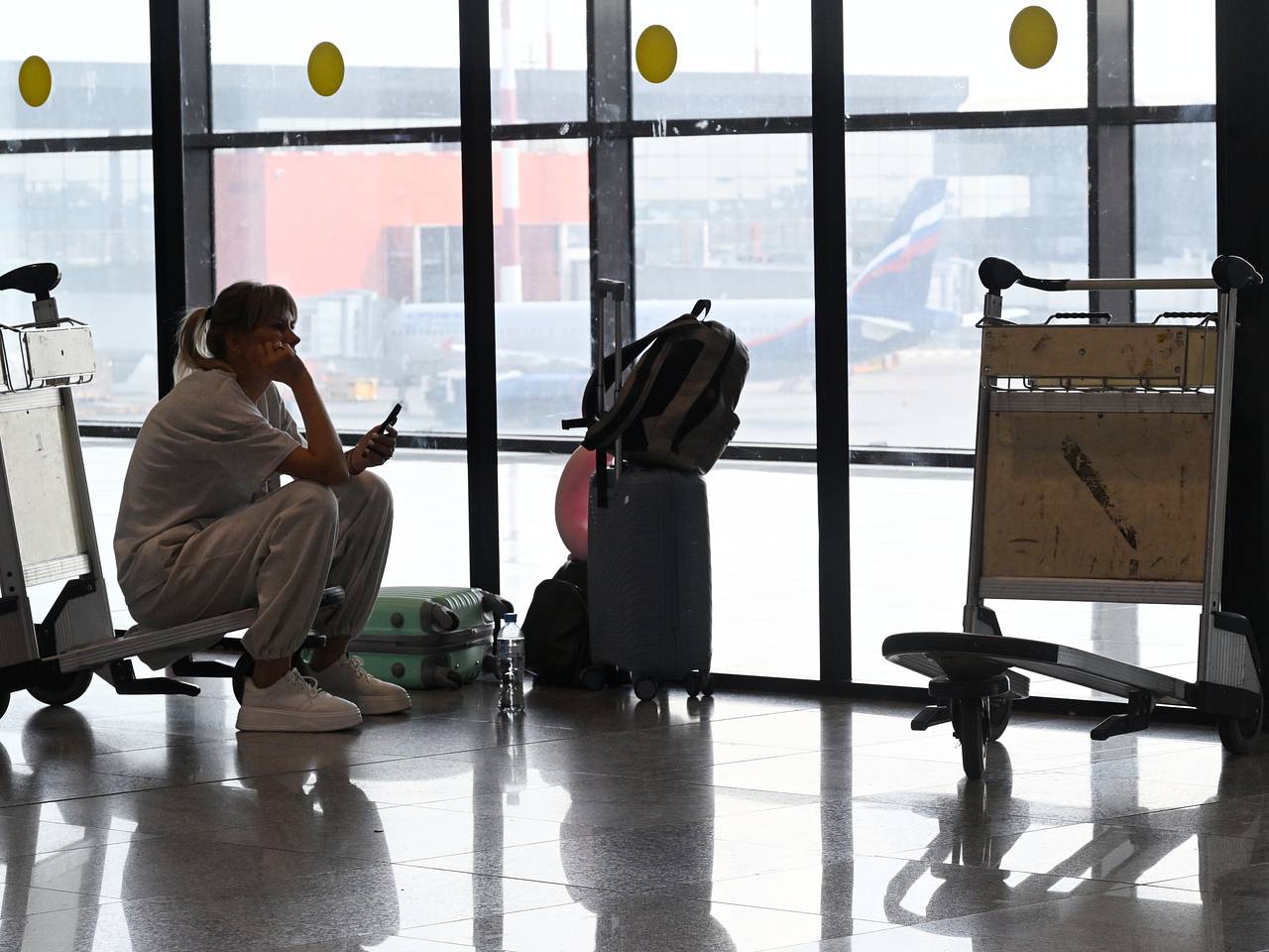 Более 150 россиян застряли в аэропорту Армении без еды и воды