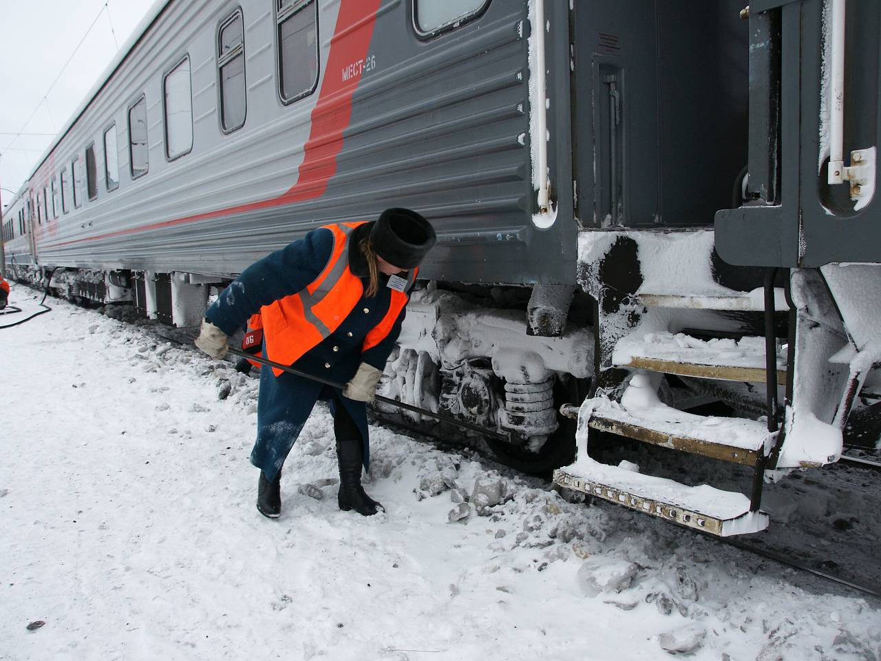 Пассажиры остановленного 12 часов назад поезда остались без доступа к туалетам