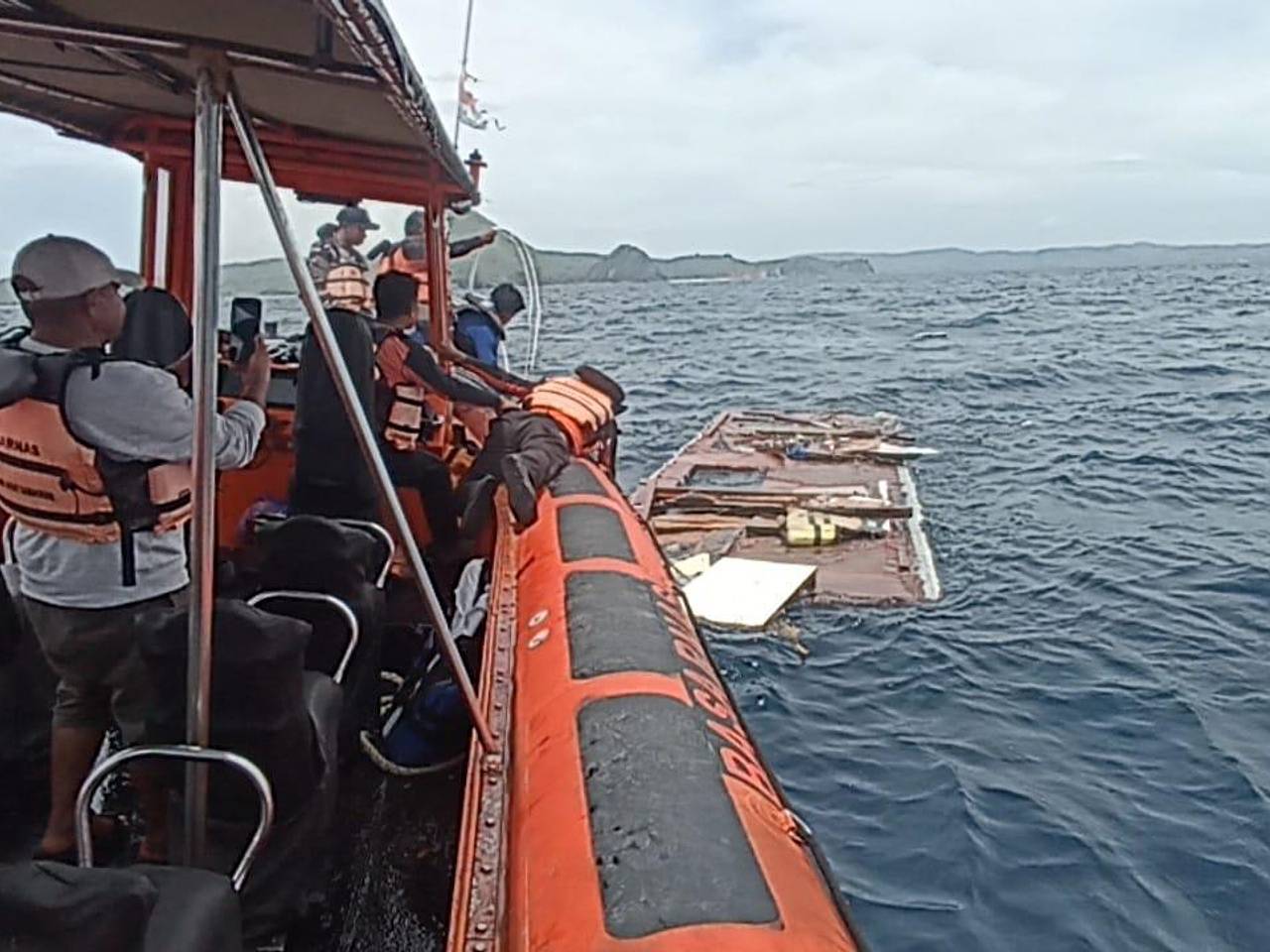 Турист и трое его детей не выжили при крушении лодки в стране Азии