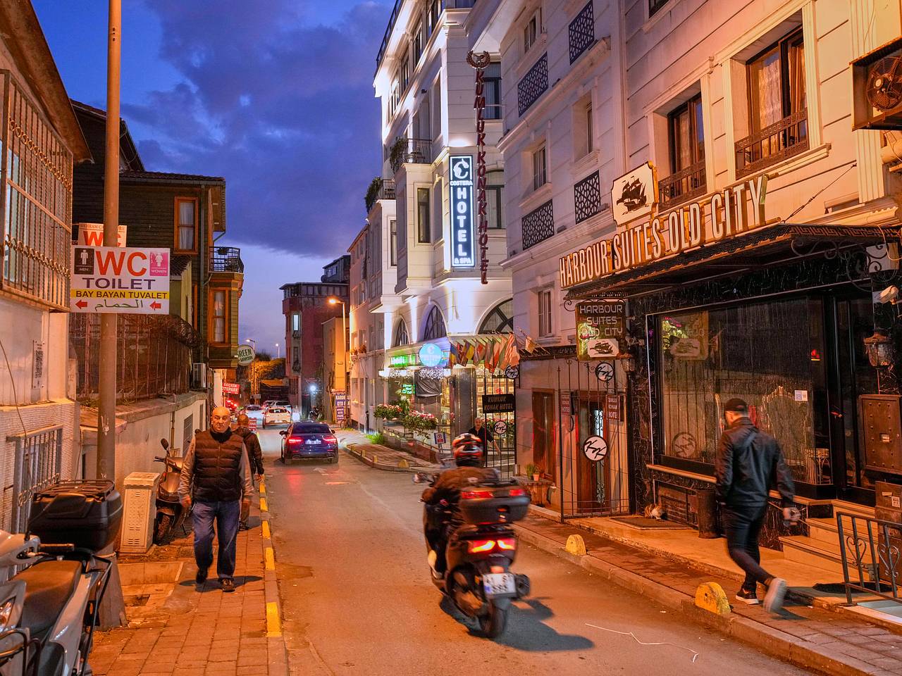 Россиянка забронировала отель в Турции и попала в подвал с текущими трубами