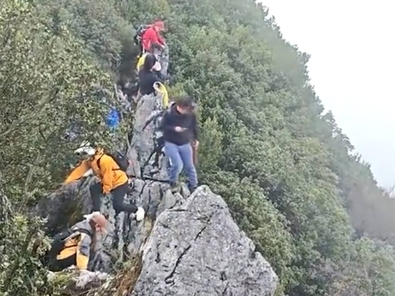 Турист сорвался с 40-метровой скалы из-за желания сделать селфи и попал на видео