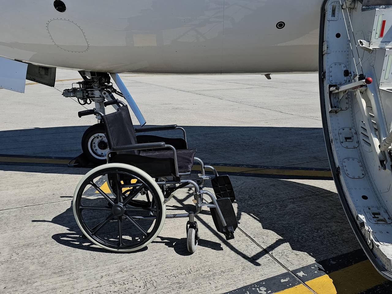 Летевшая в Москву после химиотерапии россиянка спасла жизнь иностранке на борту самолета