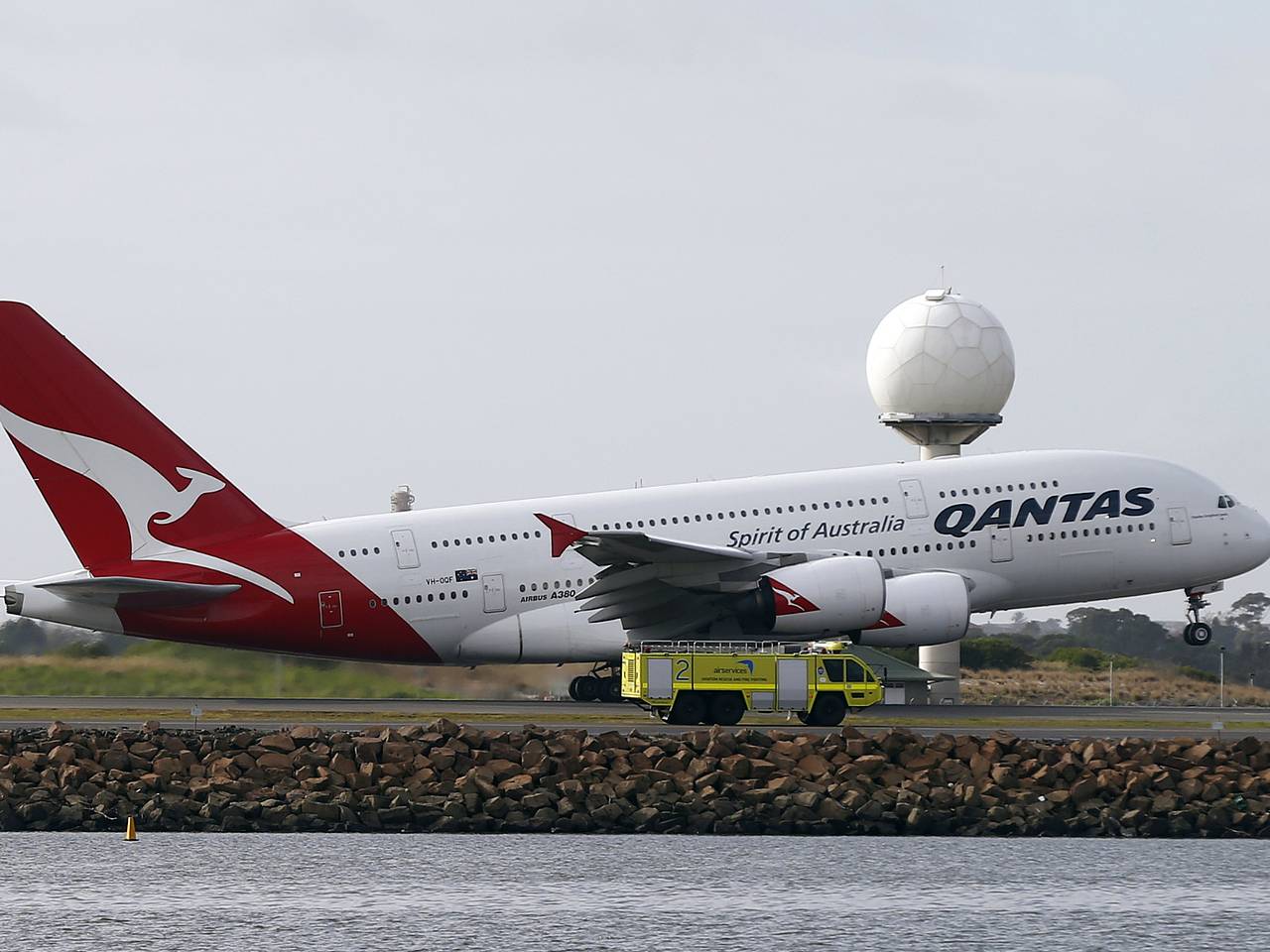 Пассажиры самолета обнаружили пробоину в крыле после приземления в аэропорту