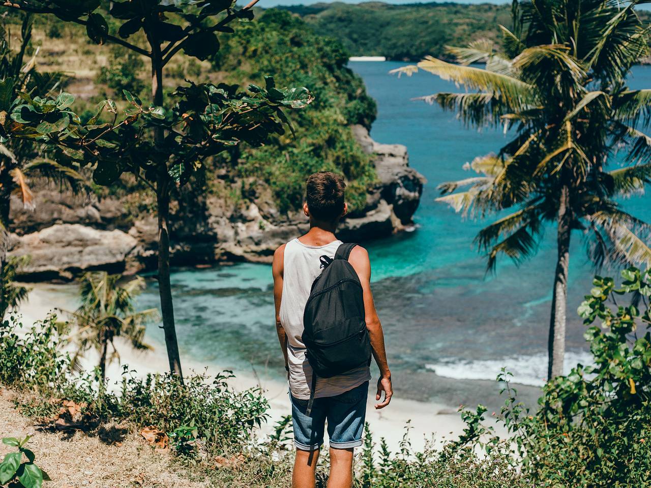 Турист пошел за наркотиками и был найден бездыханным с ножом в спине
