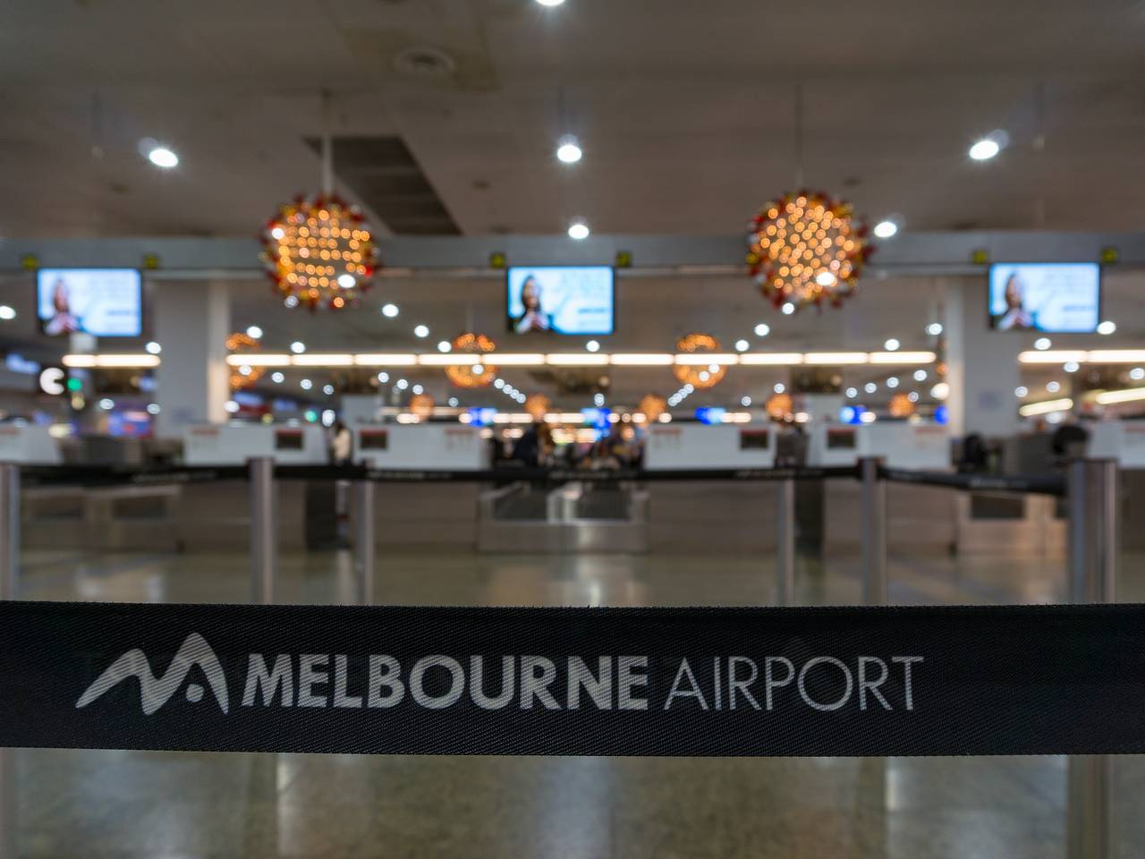 Пассажир попытался попасть в самолет без билета и выхватил пистолет у полицейского