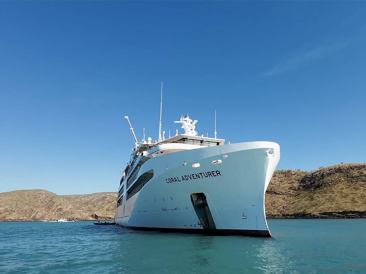 Более сотни пассажиров застряли на двое суток на круизном лайнере из-за кораллового рифа