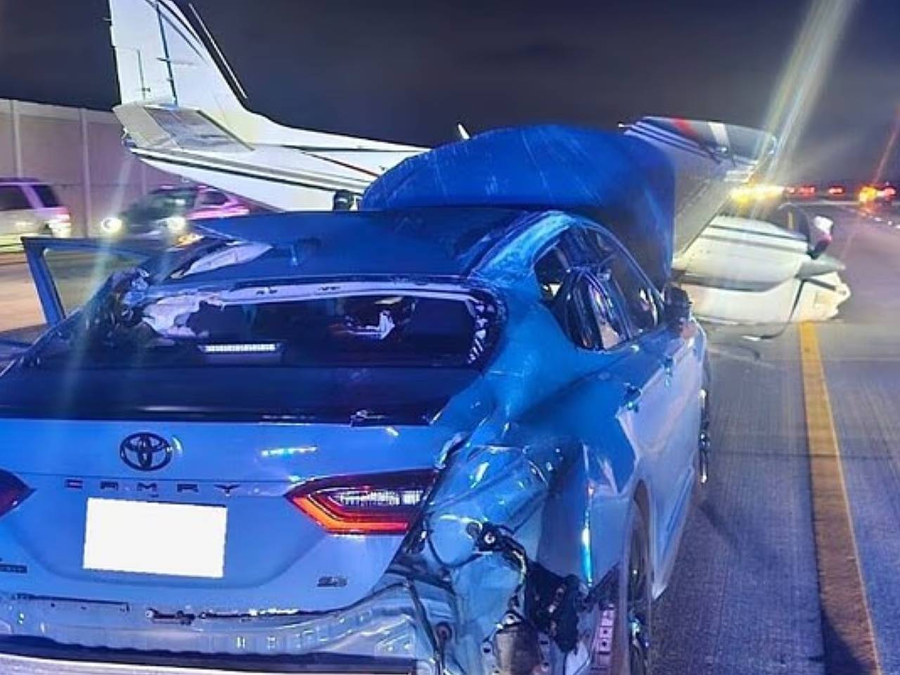 Женщина пострадала от врезавшегося в ее машину самолета в США