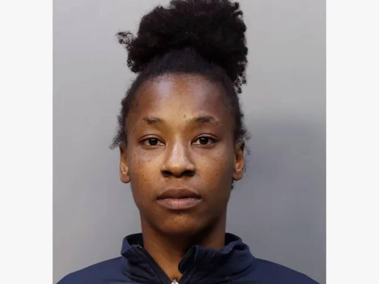 Защищавшая сына мать схватила подростка на круизном лайнере и повалила его на пол