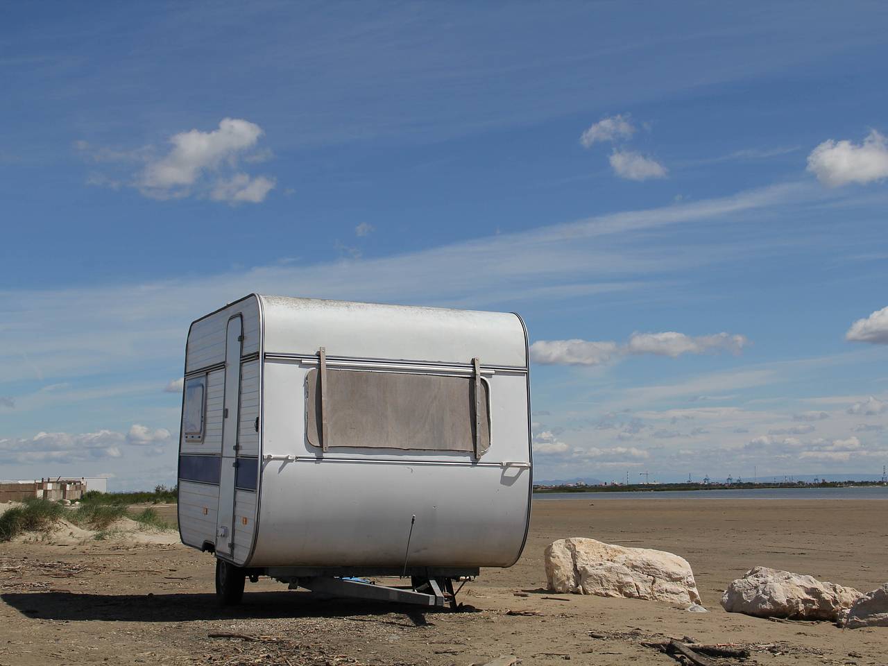 В Турции унесло в море отдыхавших в доме на колесах россиян