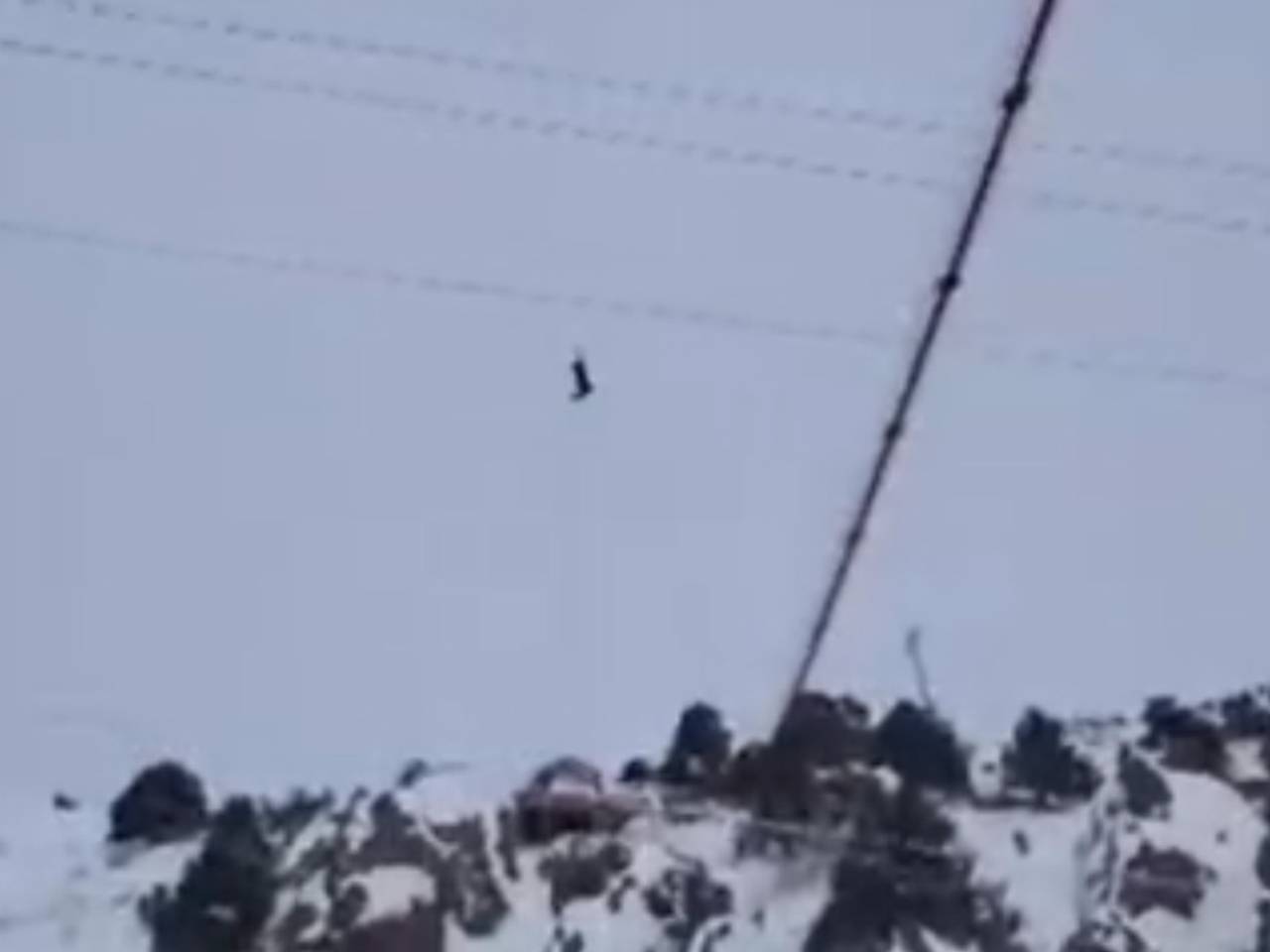 Женщина сорвалась с зиплайна в горах Узбекистана и попала на видео