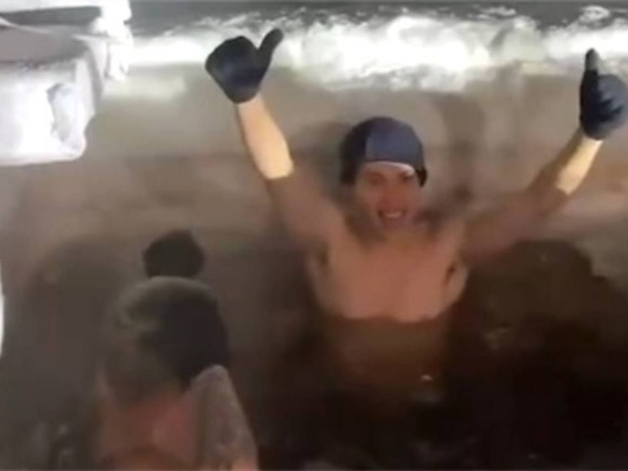 Иностранцы бросились есть &laquo;Доширак&raquo; и нырять в прорубь в одном регионе России