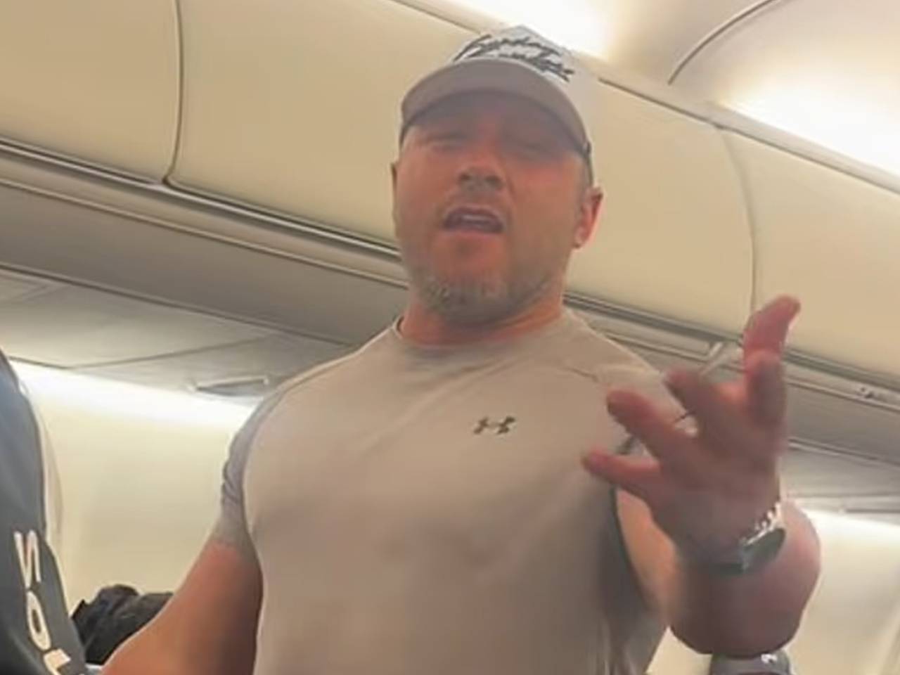 Бодибилдер стал бросаться едой в пассажиров самолета из-за жены и попал на видео