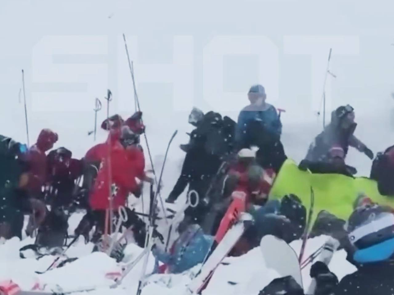 Снежная лавина обрушилась на группу российских туристов