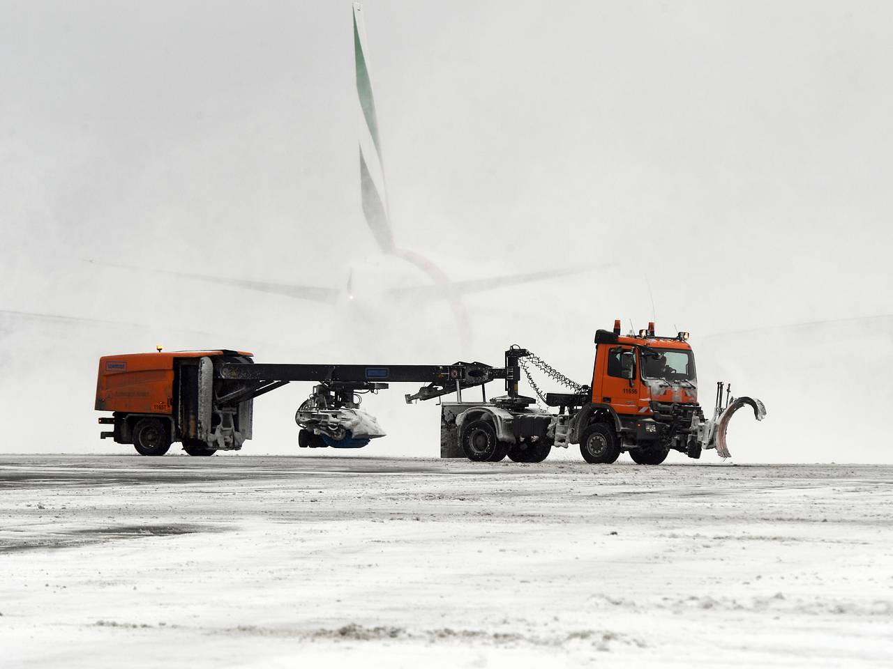 В аэропортах Москвы задержали и отменили более 180 рейсов