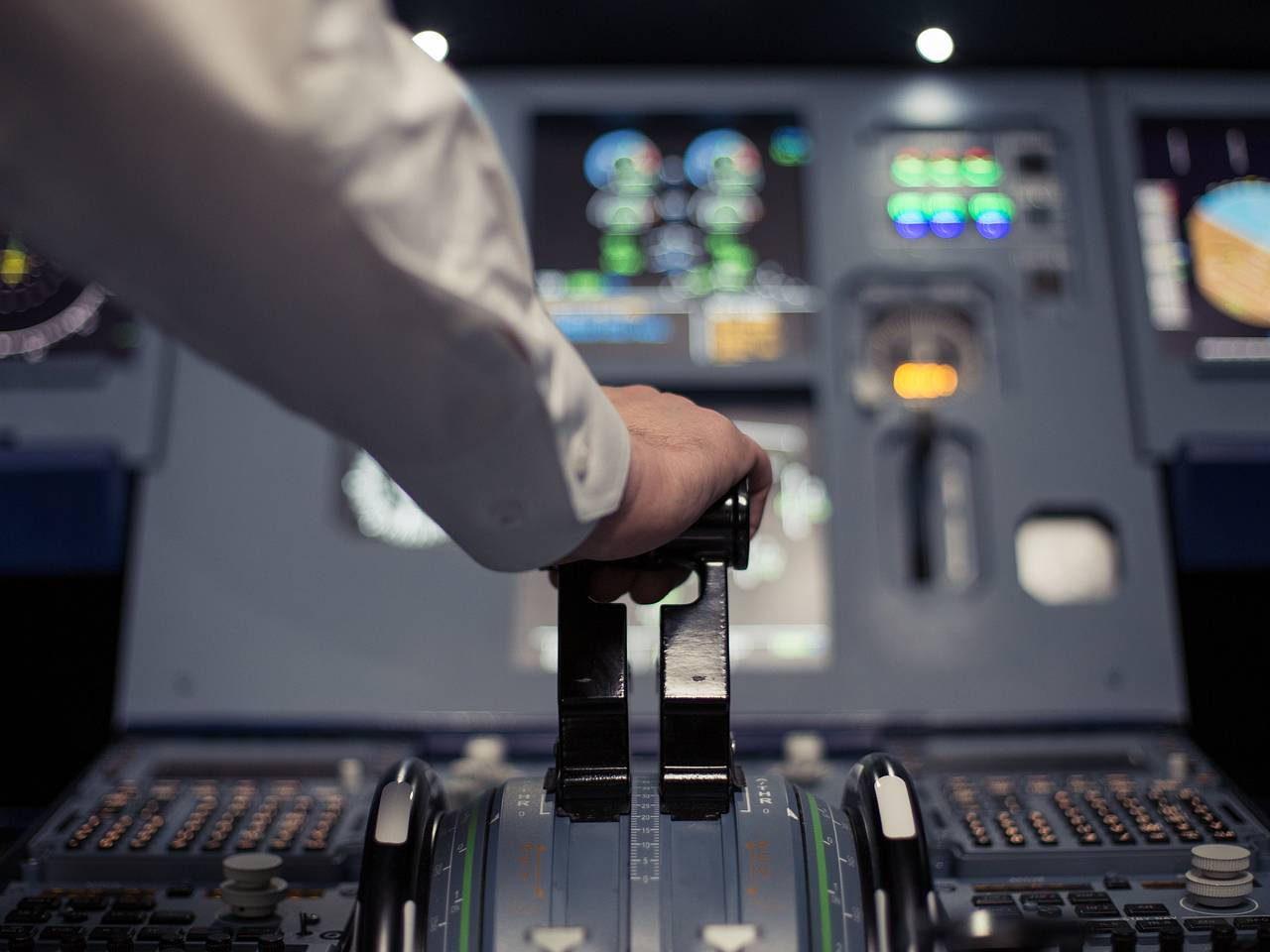 Пилоты самолета объявили чрезвычайную ситуацию из-за странного запаха в кабине