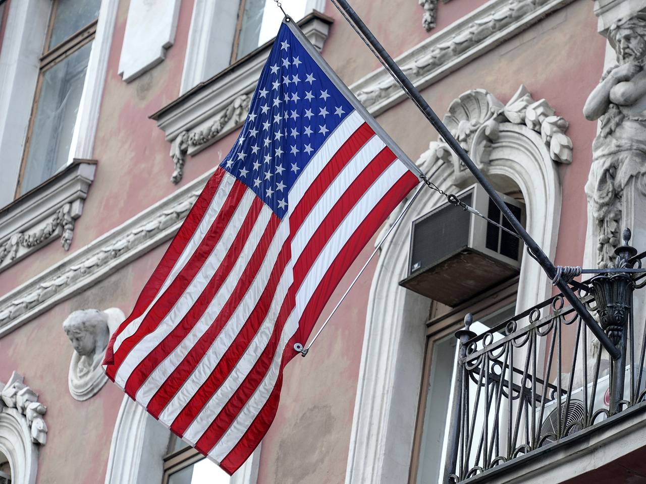 Россиянам разъяснили ситуацию с приостановкой выдачи виз США