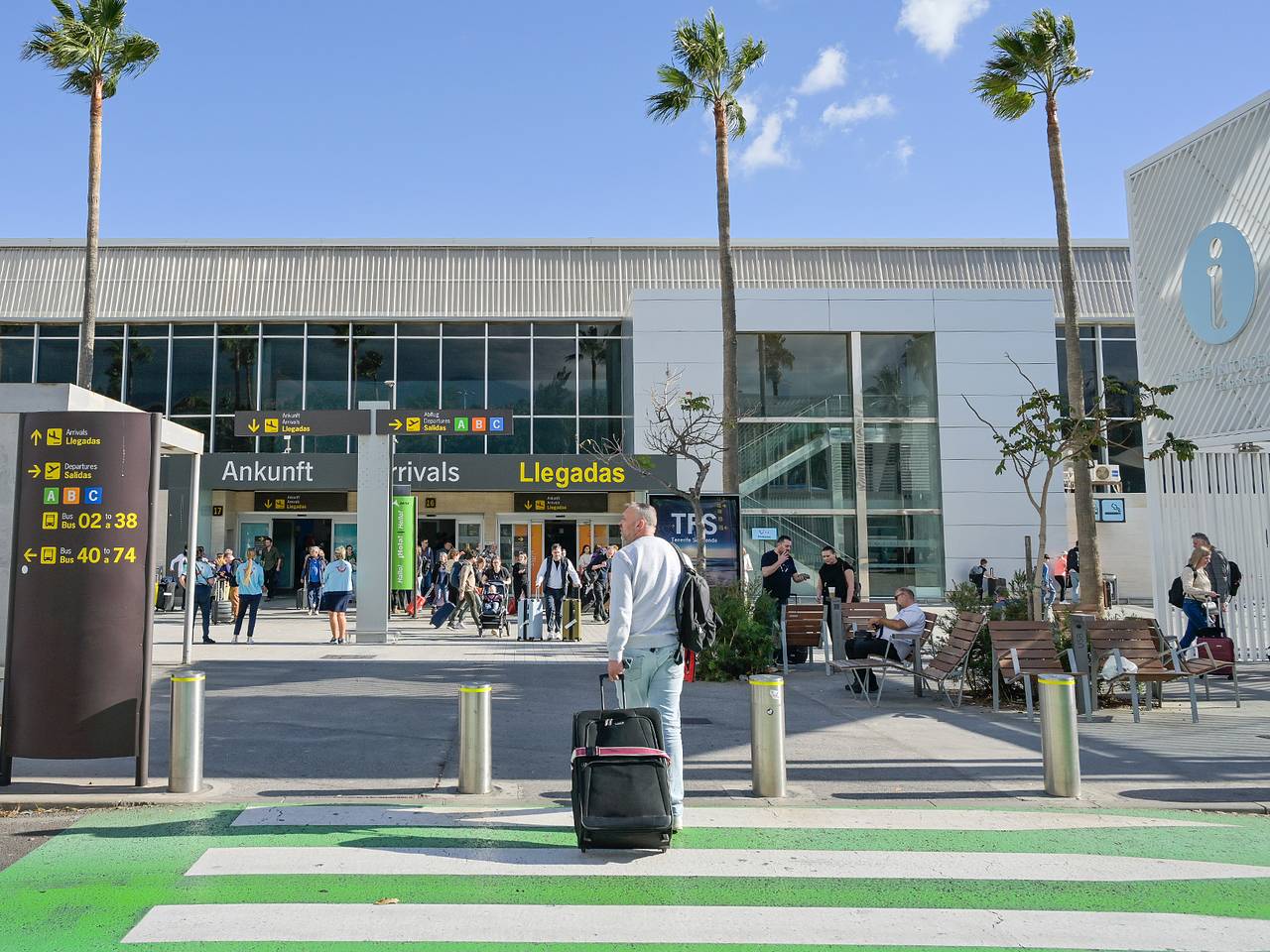 Мужчина попытался сесть на рейс в Европе с телом супруги и попался