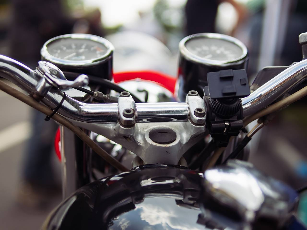 Самолет сбил 16-летнего подростка на мотоцикле во время приземления