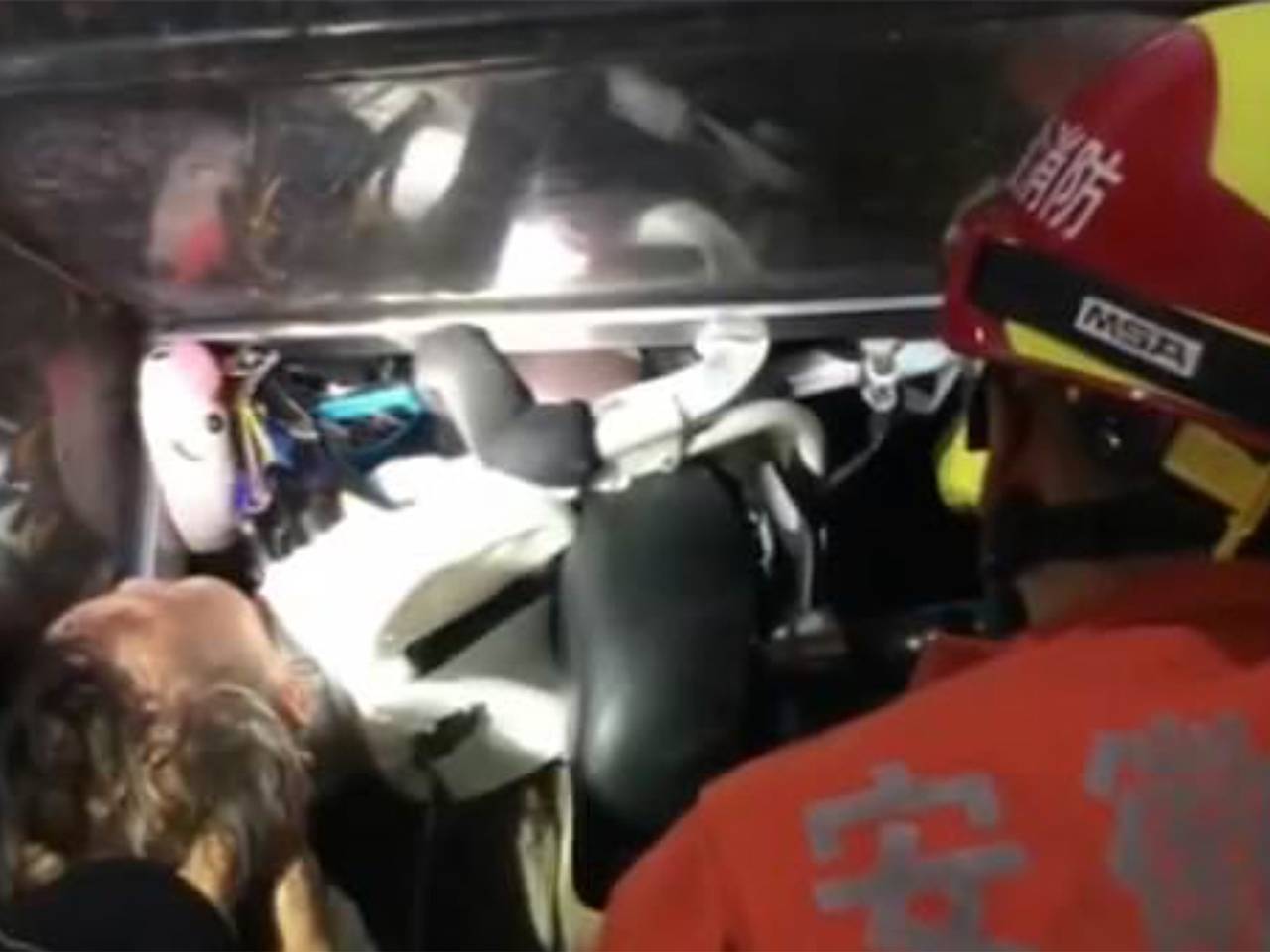 Туристы застряли в подъемнике на морозе на три часа и попали на видео