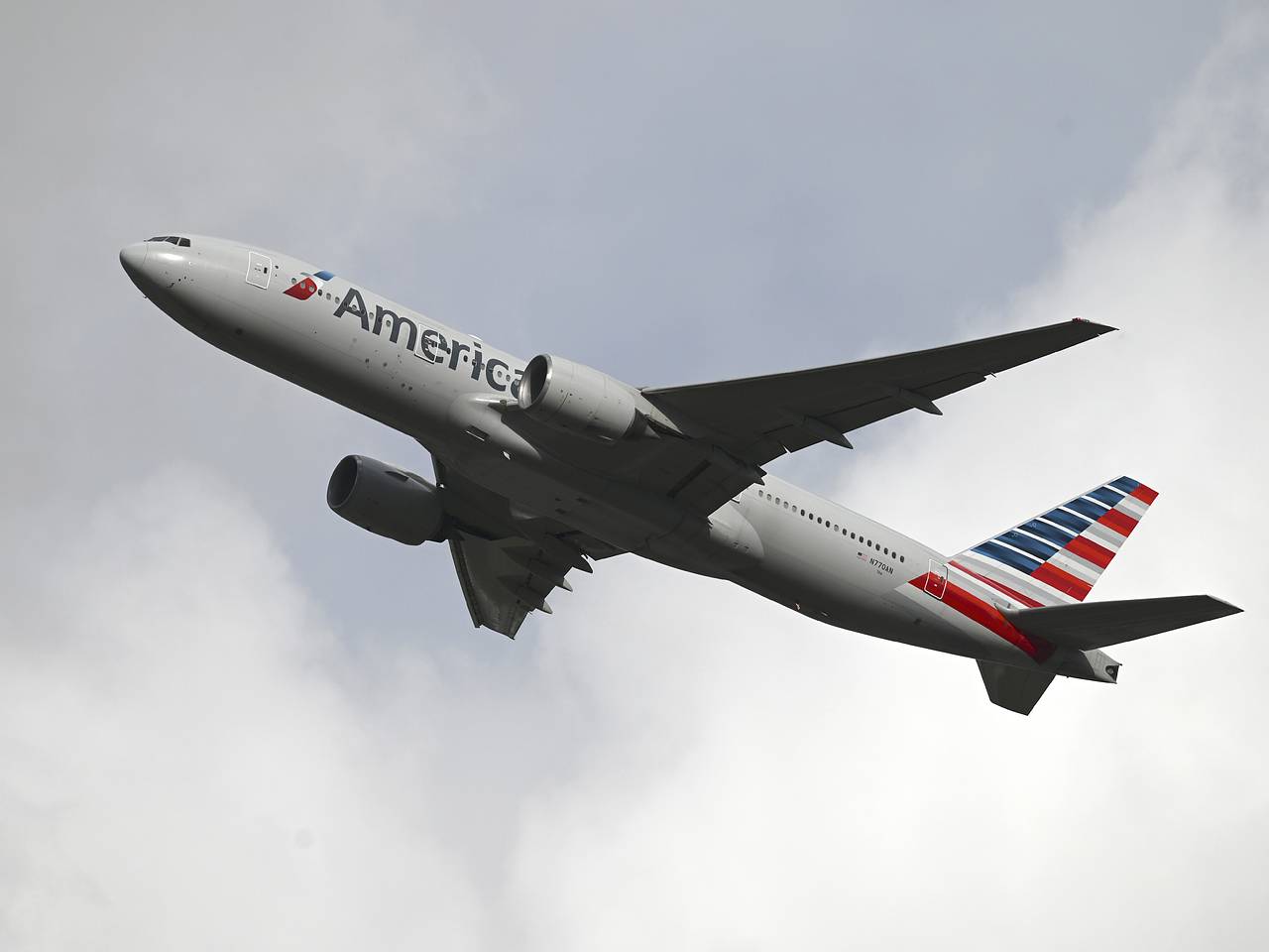 Пассажирский самолет развернулся в воздухе из-за поломки туалетов