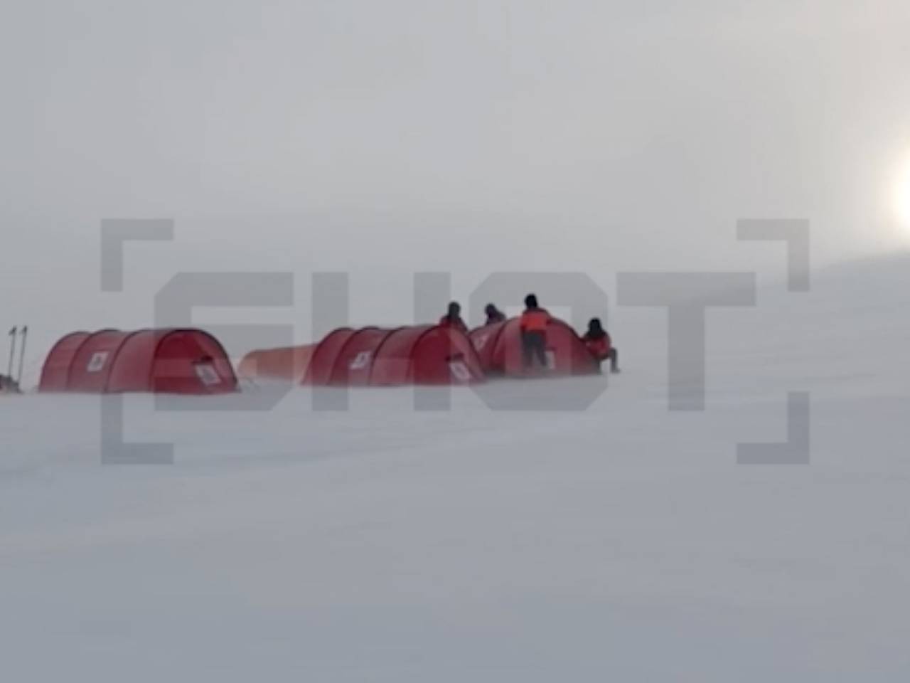 Российские альпинисты оказались в снежной ловушке в горах Антарктиды