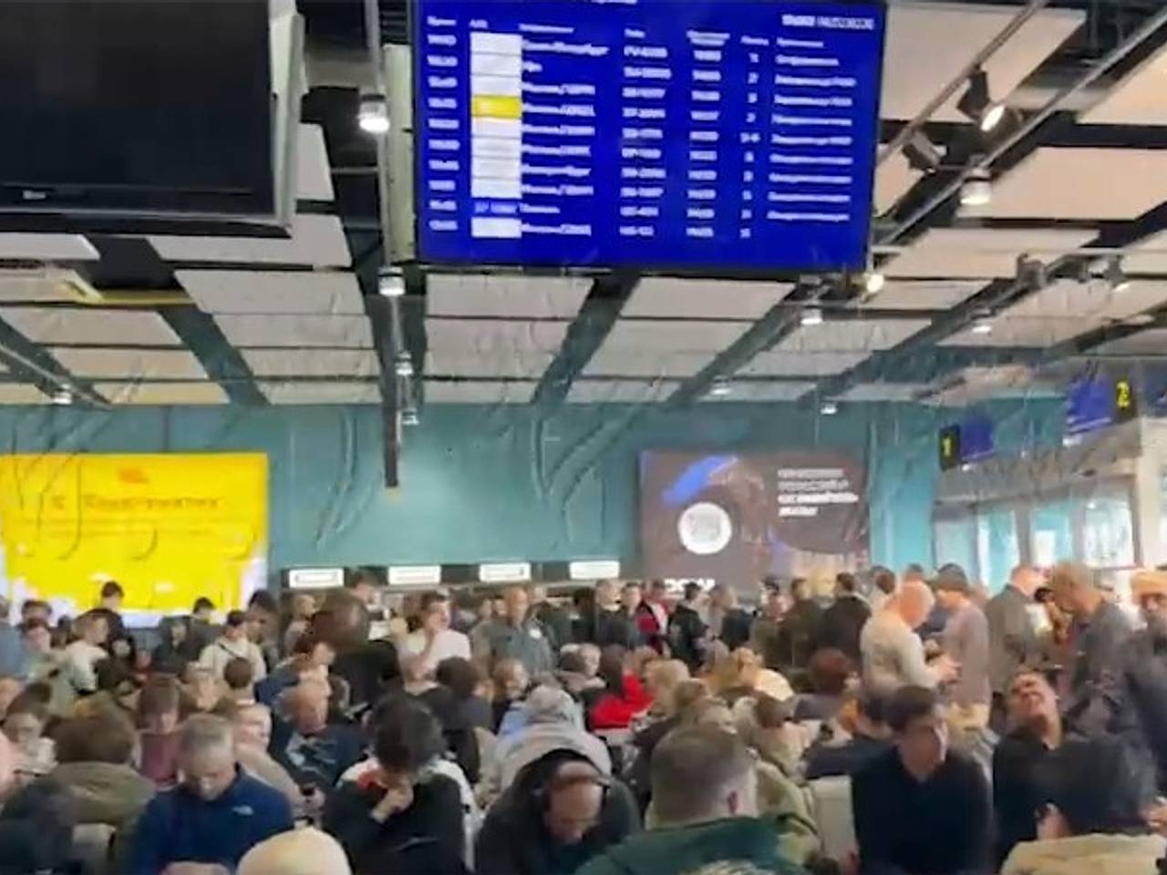Сотни застрявших в российском аэропорту пассажиров попали на видео