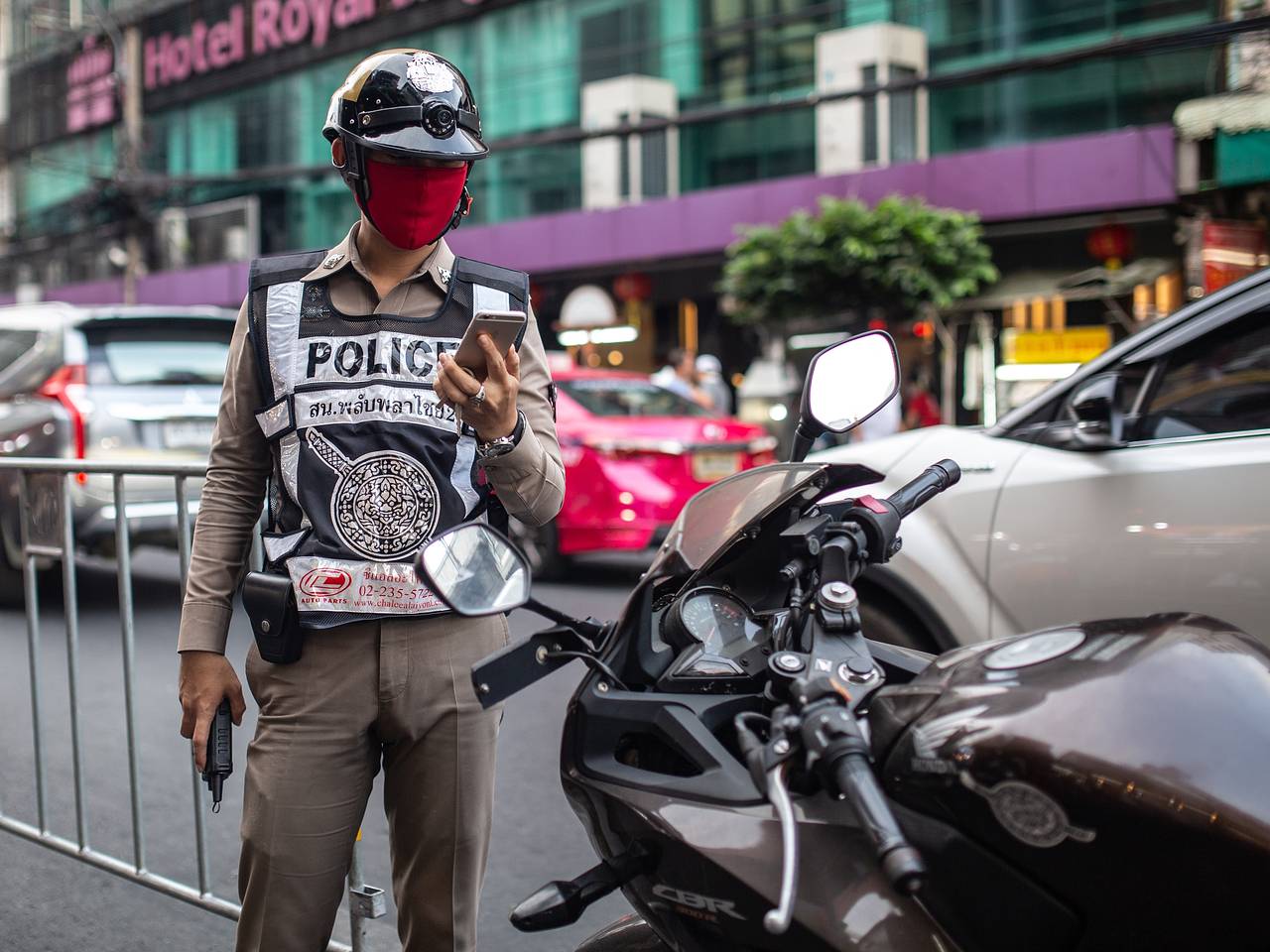 Американец напился в Таиланде и бросился на машину полиции с кулаками