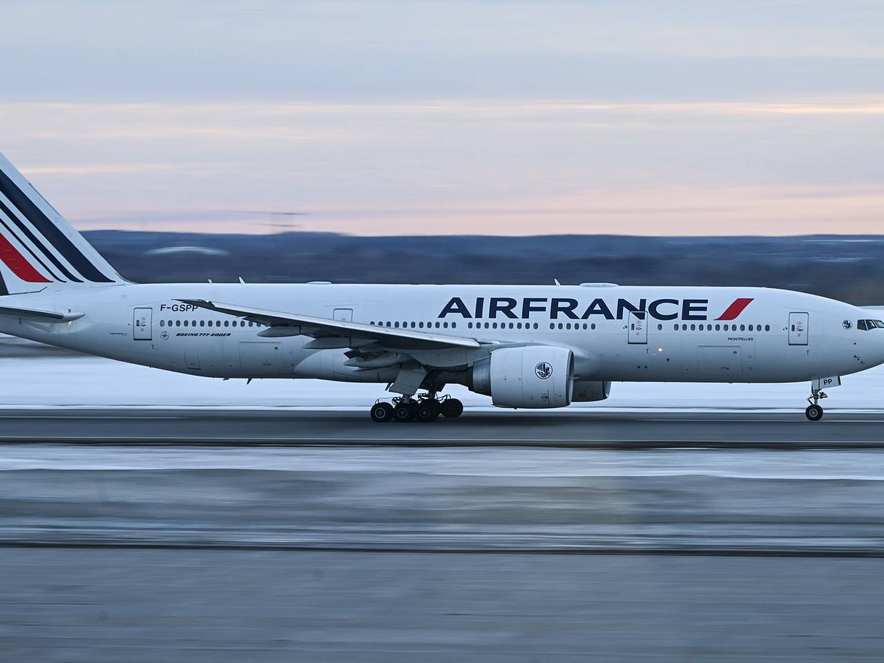 Пассажир проник на борт самолета с поддельным билетом и сорвал рейс