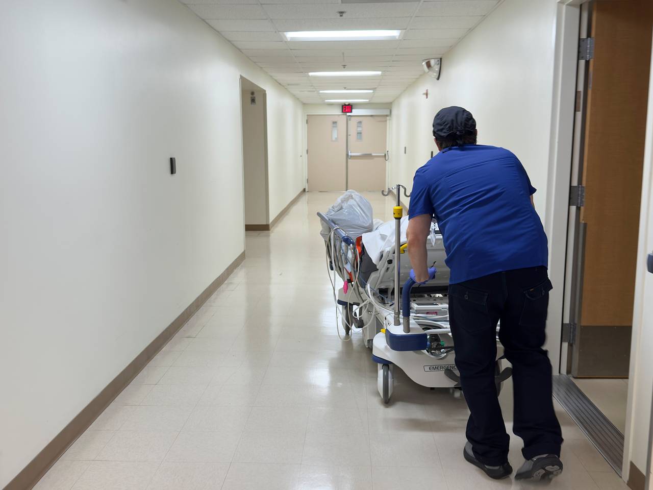 Россиянка провалилась в колодец в отеле Африки и сломала обе ноги