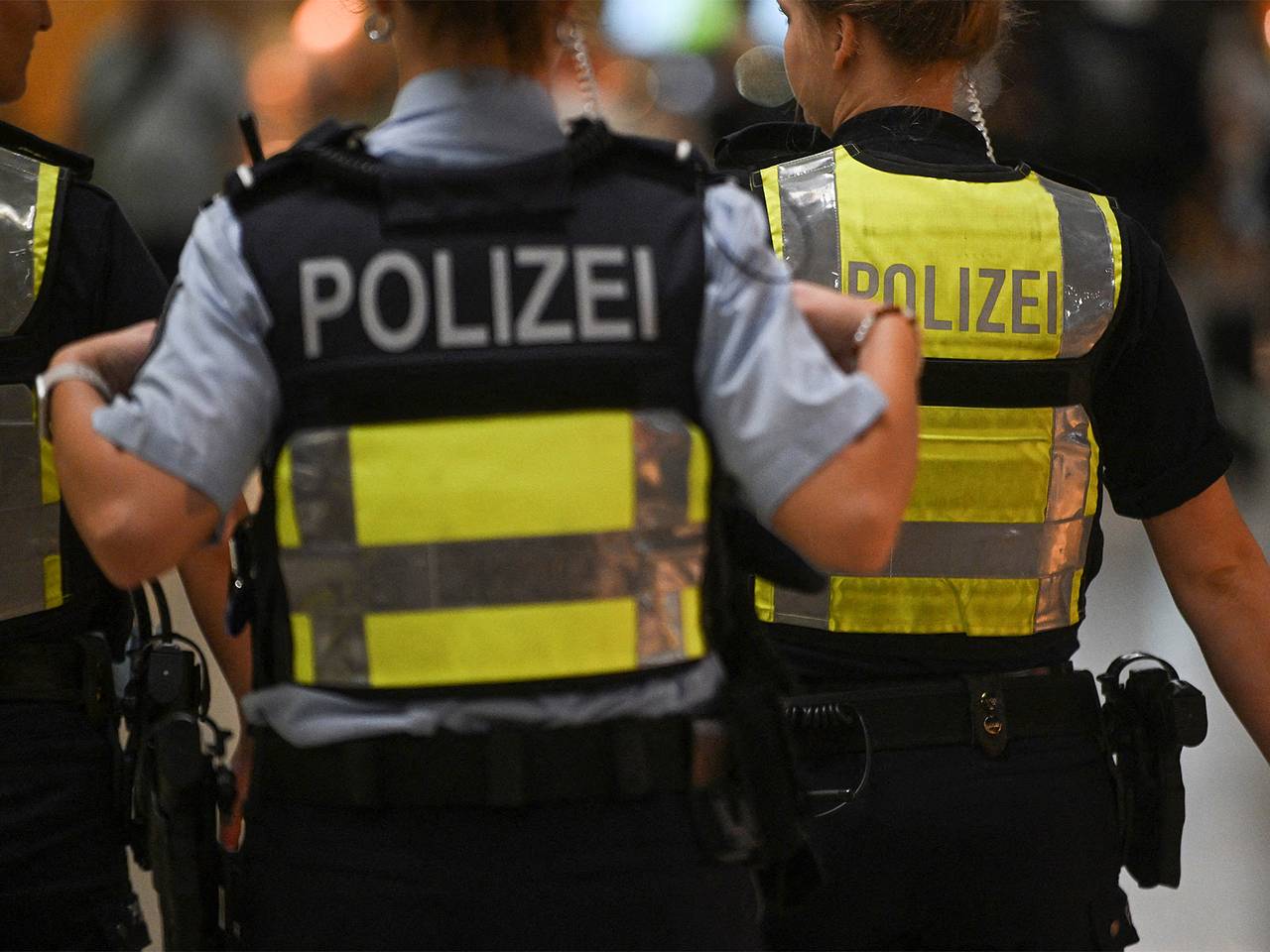 Изнасиловавший 13-летнюю сестру пассажир самолета попал под арест в аэропорту