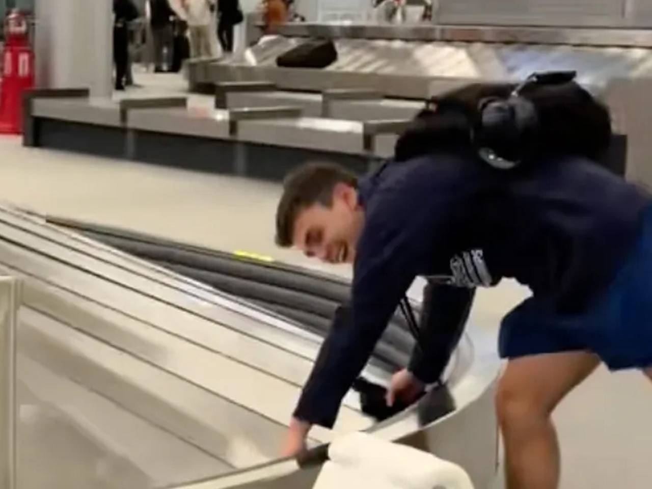 Пассажир самолета нашел на багажной ленте свои трусы вместо чемодана и попал на видео