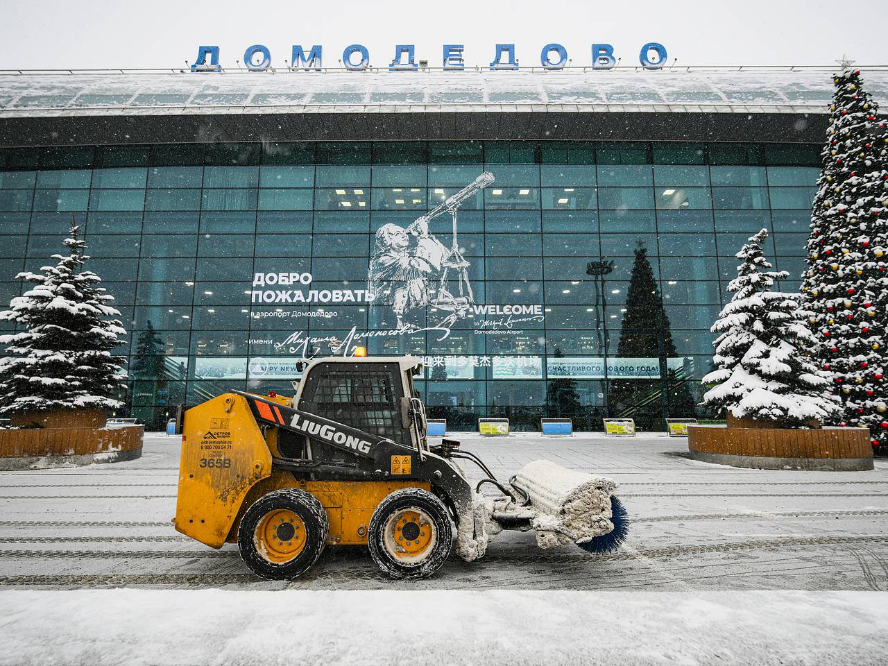 Раскрыта обстановка в аэропортах Москвы на фоне аномального снегопада