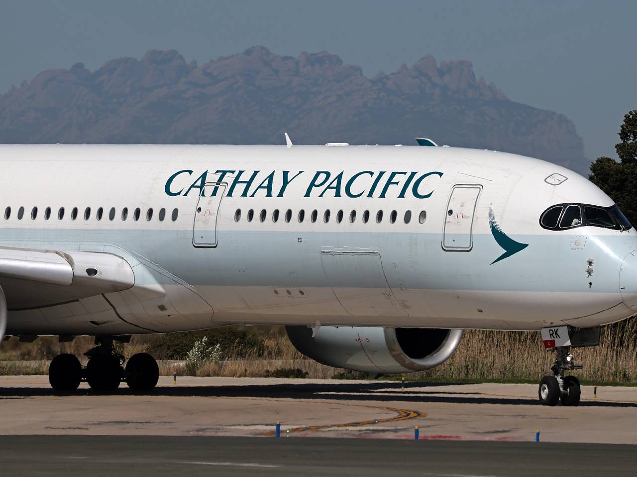 Пассажир самолета внезапно потерял сознание перед посадкой и не выжил