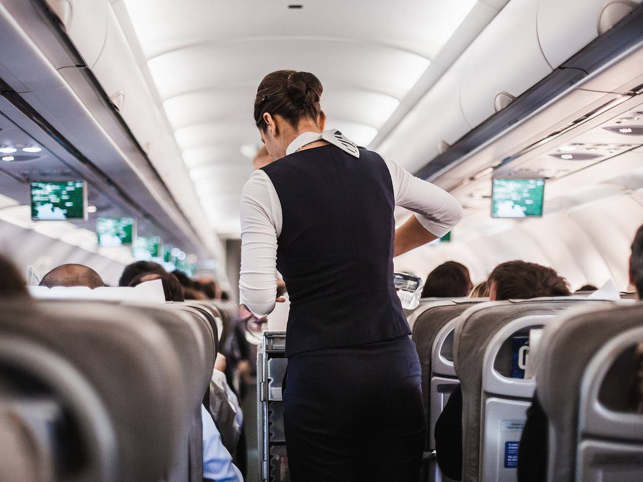 Агрессивный пассажир показал средний палец 80-летней стюардессе и толкнул ее в грудь
