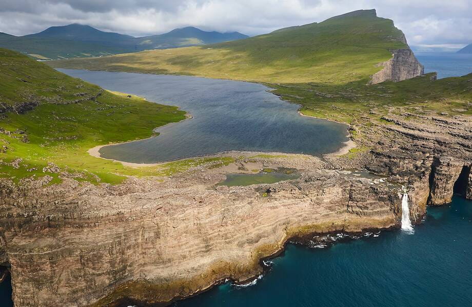 Секрет озера Сёрвогсватн, которое словно парит над океаном