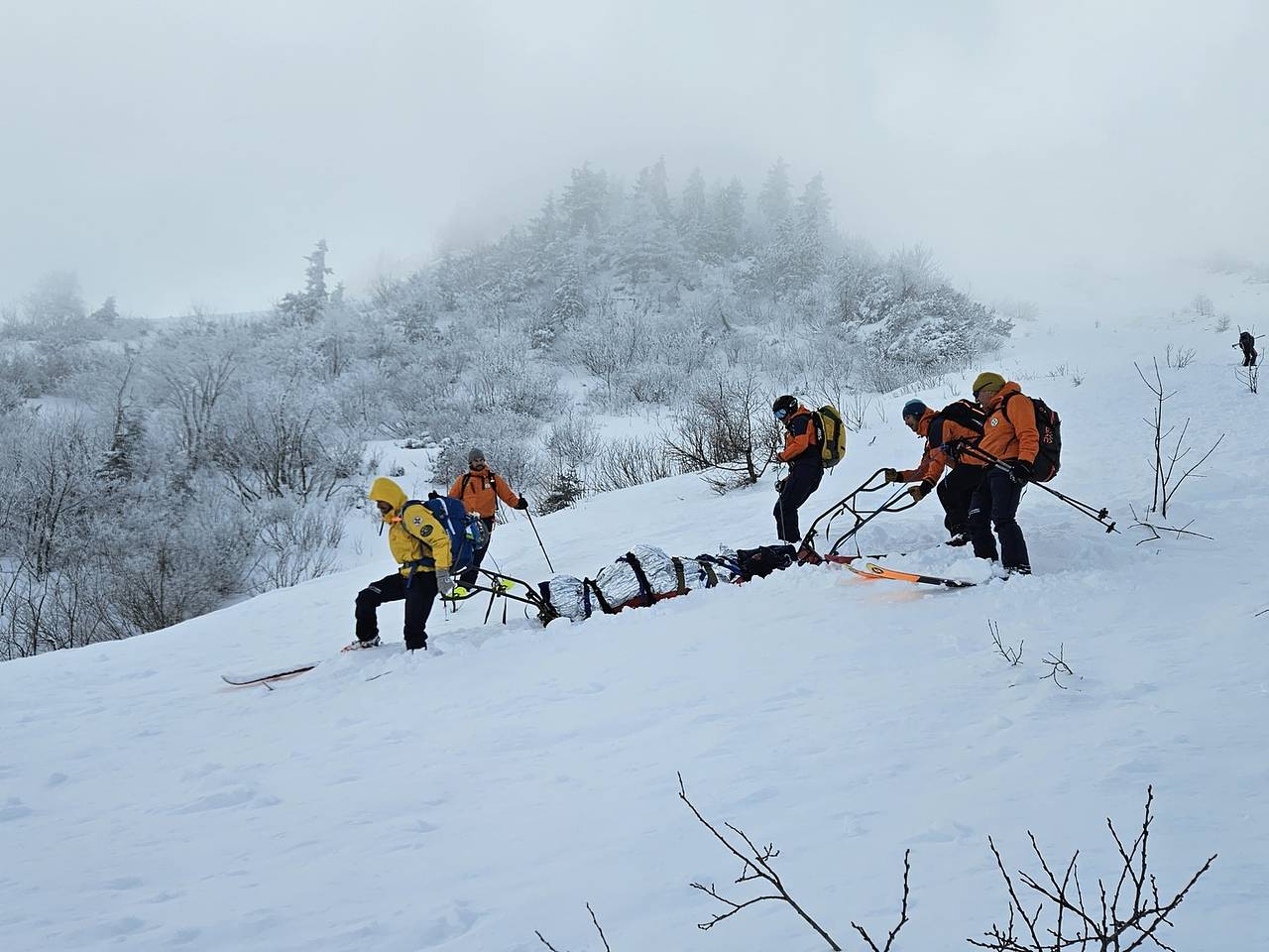 Турист отправился к замерзшему водопаду в Европе, упал и не выжил